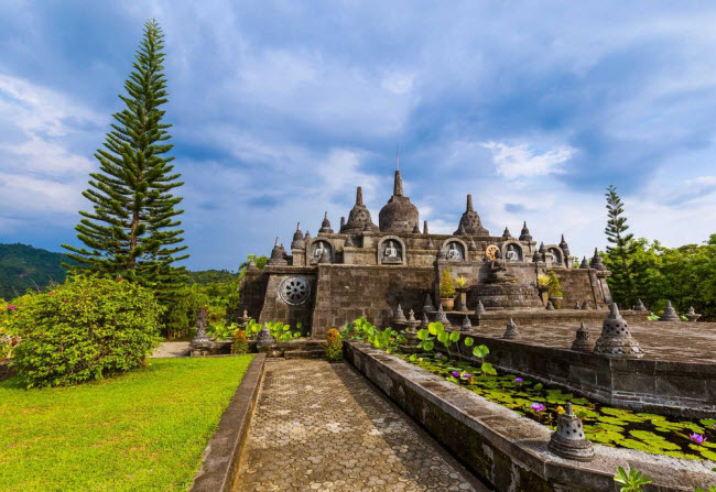 Bali, Indonesia: Hòn đảo này mang đậm văn hóa Hindu và là địa điểm lãng mạn cho kỳ nghỉ tuần trăng mật. Cặp đôi Ashlee Simpson và Evan Ross từng tận hưởng kỷ nghỉ sau lễ cưới tại khu khỉ dưỡng &nbsp;St. Regis Bali Resort với bãi tắm cát trắng muốt ở Nusa Dua.