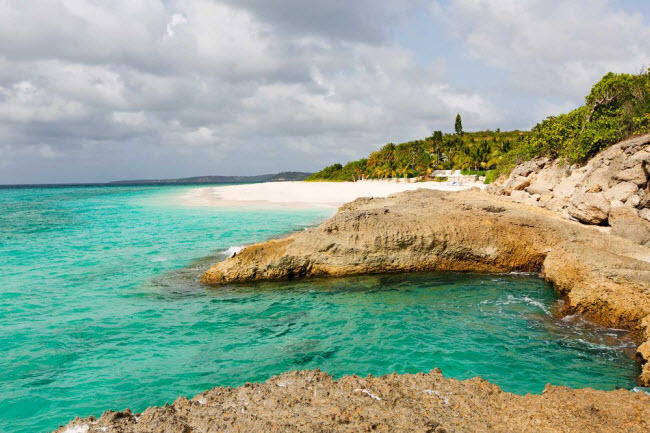 Anguilla: Hòn đào vùng Caribbe này sở hữu 33 bãi biển tuyệt đẹp và là địa điểm nghỉ tuần trăng mật lý tưởng dành cho các cặp đôi nổi tiếng như Orlando Bloom và Miranda Kerr. Nơi đây có nhiều thứ hấp dẫn bao gồm các triển lãm nghệ thuật, ẩm thực đa dạng, các quán bar,…