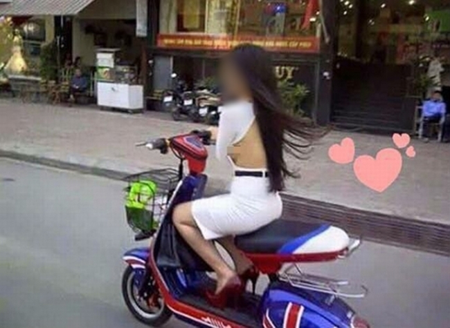 Phút “hớ hênh” của cô gái trẻ khi diện đầm quá sexy.