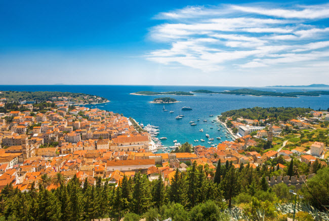 Hvar, Croatia &#40;Hoàng tử Harry&#41;: Ngay càng nhiều người nổi tiếng đến du lịch ở Croatia, vì đây là một trong những quốc gia đẹp nhất châu Âu. Tom Cruise, Hoàng tử Anh Harry và JF Kennedy từng lựa chọn Hvar làm địa điểm nghỉ dưỡng. Nơi đây có phong cảnh đẹp, nước biển trong xanh và không gian đi bộ yên tĩnh.