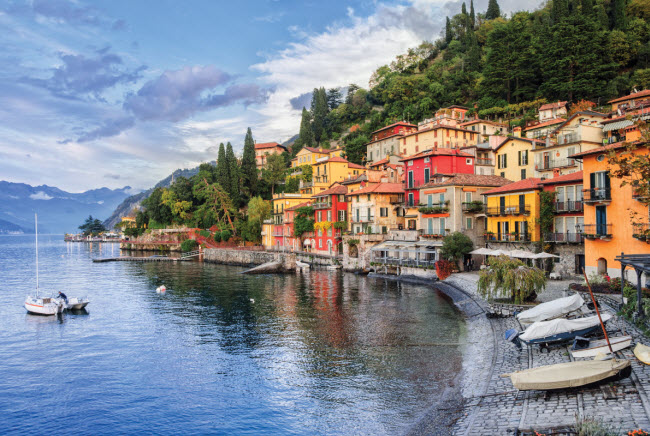 Hồ Como, Italia &#40;Georges Clooney&#41;: Đây là thiên đường của nhiều ngôi sao nổi tiếng. George Clooney và Madonna từng sống tại nơi này. Nếu bạn muốn được phục vụ như George Clooney, Brad Pitt và Hitchcock, hãy đặt phòng tại khách sạn Tremezzo Grand.