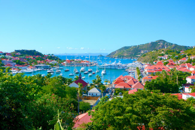 Saint Barthélémy, Pháp &#40;Harrison Ford&#41;: Là một trong những hòn đảo đẹp nhất châu Âu, Saint Barthélémy từng chào đón các ngôi sao nổi tiếng như Harrison Ford và Gwen Stefani. Hòn đảo này được phát hiện bởi Christopher Columbus và ông đã đặt tên cho nó theo người anh trai của mình là St. Bartholomew.