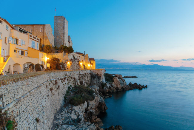 Antibes, Pháp &#40;Leonardo di Caprio&#41;: &nbsp;Đây là địa điểm du lịch đẳng cấp 5 sao ở Pháp, từng đón các nhân vật nổi tiếng như Leonardo Di Caprio hay Paris Hilton. Nếu bạn muốn tận hưởng dịch vụ như các ngôi sao Hollywood, hãy đặt phòng tại khách sạn Royal Antibes. Ngoài tham quan các công trình kiến trúc, du khách có thể mua vé vào khu Cote d&#39;Azur để tận hưởng 180 hoạt động, bảo tàng, cửa hàng nước hoa, vườn,…