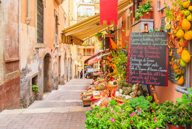 Taormina, Italia &#40;Audrey Hepburn&#41;: Với biệt danh “Monte Carlo của vùng Sicily”, &nbsp;thành phố Taormina là điểm đến hấp dẫn của các gia đình hoàng gia và giàu có cũng như ngôi sao nổi tiếng. Khách sạn Belmond Grand Hotel Timeo, được xây dựng từ năm 1874, là địa điểm được nhiều du khách nổi tiếng lựa chọn.