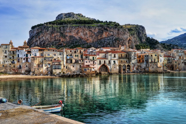 Sicily, Itaia &#40;Rihanna&#41;: Đảo Sicily là quê gốc của nhiều ngôi sao nổi tiếng người Mỹ như Lady Gaga, Sylvester Stallone hay bà của Britney Spears. Du khách có nhiều lựa chọn để giải trí và khám phá trên hòn đảo xinh đẹp này. Bạn có thể thưởng thức rượu vang, chèo thuyền ở Palermo, leo núi Etna,…