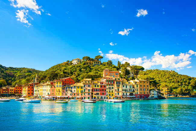 Portofino, Italia &#40;Beyoncé &amp; Jay Z&#41;: Bạn có thể thấy Cher, Vanessa Hufgens, Elton John,&nbsp;, Beyonce, Mariah Carey,…khi tới Portofino, một trong địa điểm du lịch hấp dẫn nhất châu Âu. Ngôi làng nhỏ này nằm cạnh biển và có phong cảnh tuyệt đẹp.