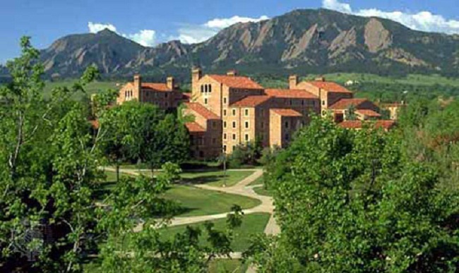 48. Đại học Colorado-Boulder:&nbsp;Khuôn viên phía tây của trường bao gồm rất nhiều nhà hàng, quán bar và ký túc xá dành cho sinh viên. Tòa nhà nổi tiếng nhất của trường là Mackey Auditorium. Không gian và kiến trúc trong trường chủ yếu dùng các loại nguyên vật liệu sẵn có của địa phương như đá sa thạch, gạch đỏ,…