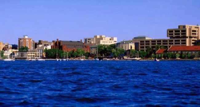 29. Đại học Wisconsin-Madison:&nbsp;Trường nằm giữa hai hồ nước lớn là Mendota và Monota, không có gì lạ khi nơi đây luôn tổ chức những hoạt động ngoại khóa bổ ích và hấp dẫn cho sinh viên trong suốt bốn mùa. Khuôn viên trường giống như một thành phố thu nhỏ, với đầy đủ các trung tâm nghiên cứu, học tập cũng như sinh hoạt của sinh viên.