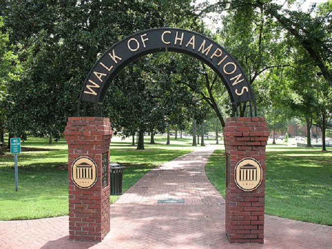 28. Đại học Mississippi &#40;Ole Miss&#41;:&nbsp;Là một ngôi trường có thiết kế đậm nét truyền thống và cũng vô cùng đẹp mắt. Trong khuôn viên trường giống như một khu rừng với đủ các loại cây như gỗ sồi, cây du và mộc lan cây,… cùng những túp lều được dựng lên phục vụ hoạt động ngoại khóa cuối tuần.