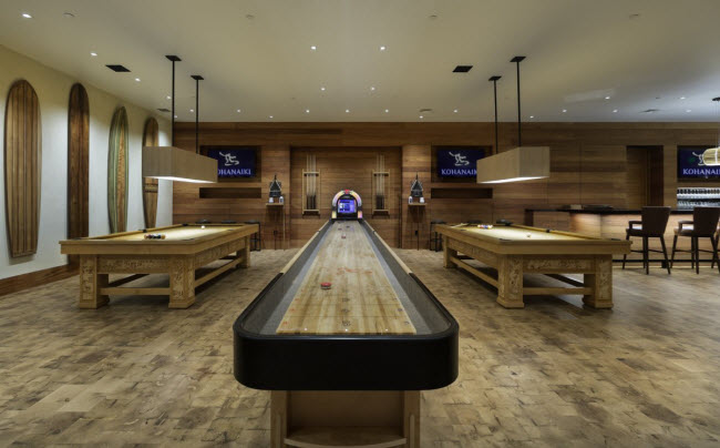 Phòng giải trí với bàn bida và bàn shuffleboard.