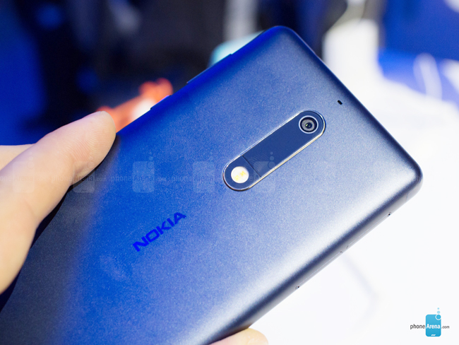 Nokia 5 vừa ra mắt sở hữu vỏ kim loại nguyên khối kết hợp mặt kính cong 2,5D tạo ra một thiết kế liền mạch và chắc chắn