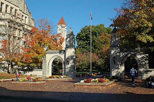 15. Đại học Indiana, Bloomington:

Ngôi trường thanh bình và cổ kính với hàng đoàn xe đạp chạy dọc con đường mòn đi vào trường. Nhà trường luôn khuyến khích sinh viên phải giữ gìn nét đẹp cộng đồng của địa phương. Sinh viên có thể dễ dàng di chuyển từ khuôn viên trường đến những quán hàng hóa, quán cà phê chỉ cách một vài bước chân từ đến lớp học.&nbsp;