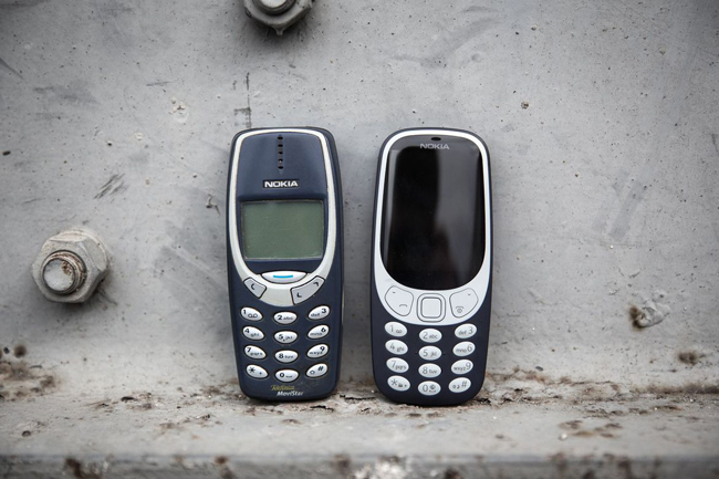 Chiếc Nokia 3310 phiên bản 2017 sở hữu thiết kế tương tự &#34;tiền bối&#34; nhưng gọn nhẹ, trang bị màn hình màu, camera ở mặt sau. Đáng tiếc khi đây vẫn không phải là chiếc điện thoại thông minh, nó không cho phép bạn truy cập Twitter, Facebook, Instagram, thậm chí là gửi mail cũng không. Mặc dù vậy, nó cũng có thêm lịch, đèn pin, và viên pin cung cấp thời gian sử dụng khoảng 1 tháng/lần sạc. Tính năng này dư sức đánh bại iPhone của Apple.