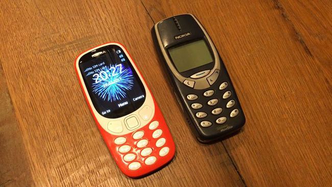 Nokia 3310 mới sở hữu màn hình màu, còn phiên bản cũ chỉ có màn hình đen trắng.