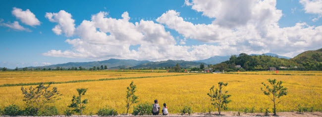 Người nông dân ngồi cùng con gái trên nông trường Chonsam.