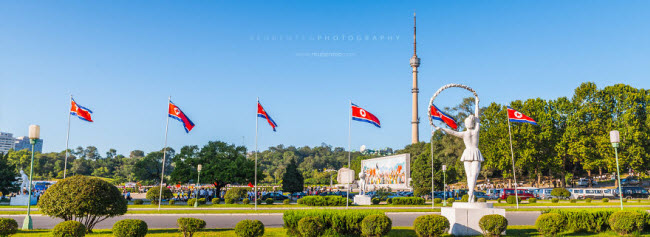 Không khí chào mừng ngày quốc khánh Triều Tiên bên ngoài sân vận động Kim Il Sung.