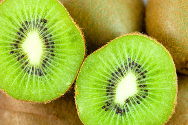 6. Kiwi:

Kiwi chứa rất nhiều vitamin C, vitamin E, lutein, đồng và các chất chống oxy hóa, giúp chống ung thư hiệu quả.