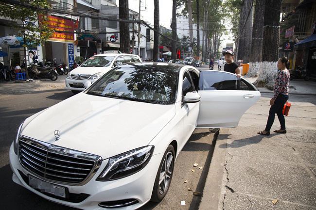 Trấn Thành cũng chọn cho mình một chiếc Mercedes bạc tỷ để tiện cho việc đi diễn và tham gia sự kiện