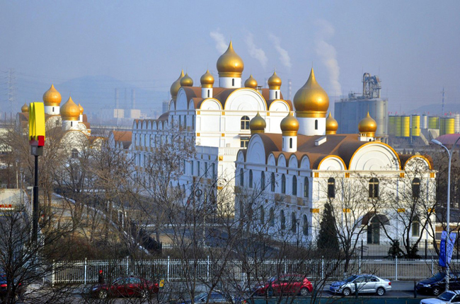 Tòa nhà ở Bắc Kinh, Trung Quốc lấy cảm hứng từ Điện Kremlin ở Moscow, Nga với kiến trúc mái vòm vàng đặc trưng.