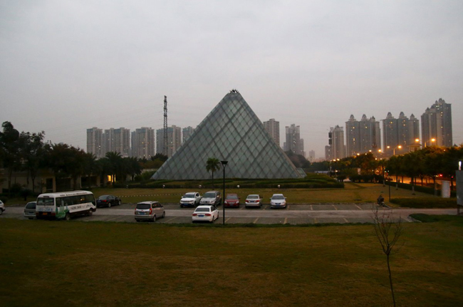 Mô hình bảo tàng The Louvre của Pháp với “hàng nhái” ở thành phố Trùng Khánh.