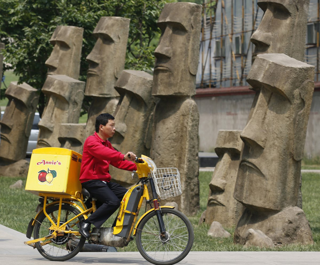 Những bức tượng Moai trên đảo Phục Sinh được “sao y bản chính” trên đường phố Bắc Kinh, Trung Quốc.