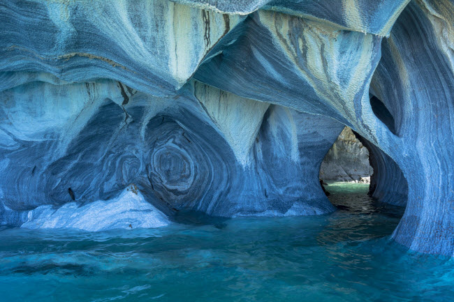 Nhà thờ cẩm thạch là hệ thống hang động trong hồ General Carrera ở Patagonia, Chile. Để tới địa điểm hẻo lánh này, du khách phải di chuyển qua đoạn đường đất dài hơn 300km từ thành phố gần nhất Coyhaique.