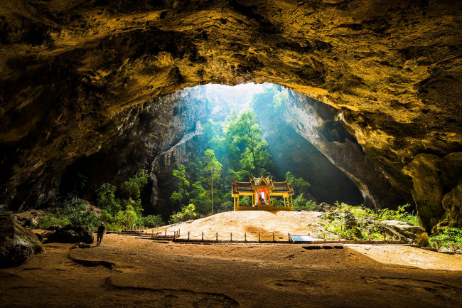 Đài vọng cảnh hoàng gia được xây dựng trong hang động Phraya Nakhon ở Prachuap Khiri Khan, Thái Lan.