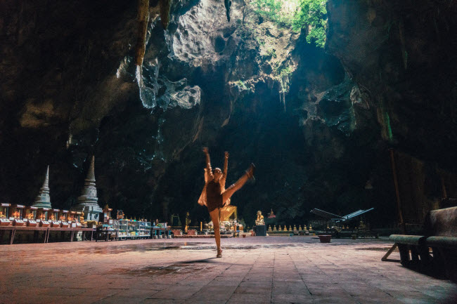 Vũ công biểu diễn trong hệ thống hang động Khao Luang ở Thái Lan. Nơi đây có rất nhiều các bức tượng Phật.