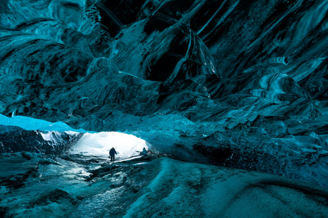 Iceland có nhiều hang động băng như thế này. Chúng thường có màu xanh do ánh sáng bị khúc xạ.