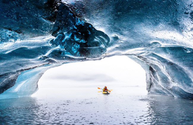 Du khách có thể tự chèo thuyền khám phá động băng Valdez ở Alaska, Mỹ.