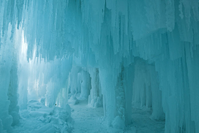 Vào mùa đông, động băng Nyoro Nyoro ở Hokkaido, Nhật Bản, thường hình thành những trụ băng từ sản lên tới trần, tạo nên khung cảnh vô cùng kỳ ảo.