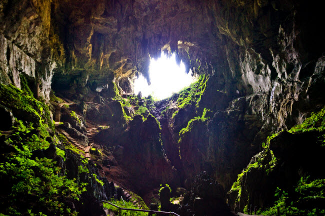 Hang động Tiên nằm gần mỏ vàng cũ Bau tại Kuching, Sarawak, Malaysia.