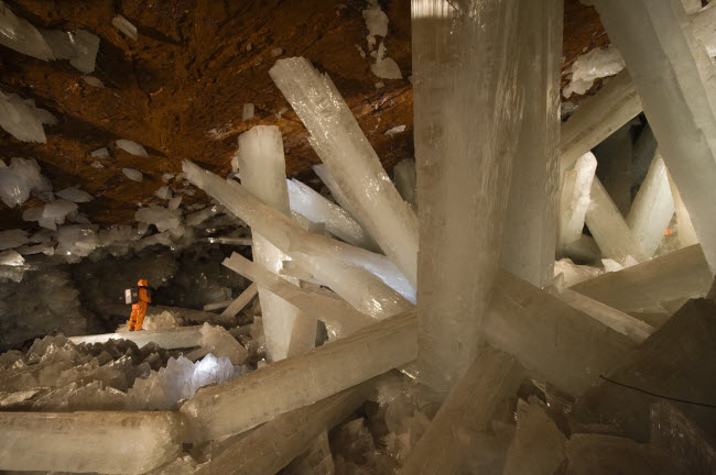 Hang Crystals kết nối với khu mỏ Naica ở Chihuahua, Mexico. Tại đây, du khách có thể chiêm ngưỡng những tinh thể muối khổng lồ.