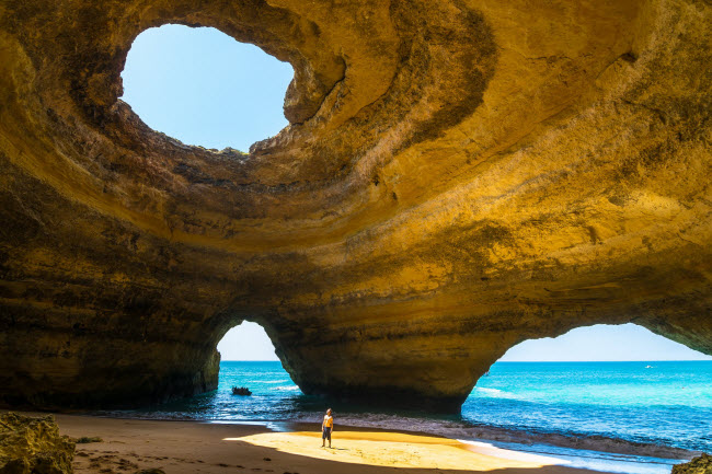 Hang động Algarve ở Bồ Đào Nha là địa điểm hấp dẫn du khách từ khắp thế giới.