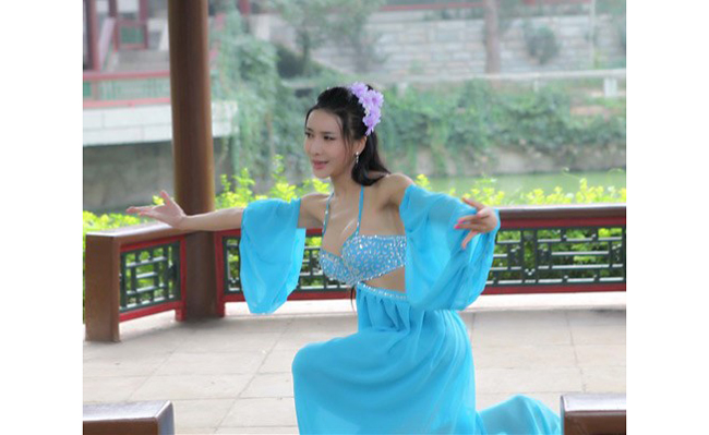 Trước loạt hình này, nhiều khán giả còn&nbsp;bình phẩm: &#34;Phan Kim Liên chẳng khác nào vũ công belly dance&#34;.