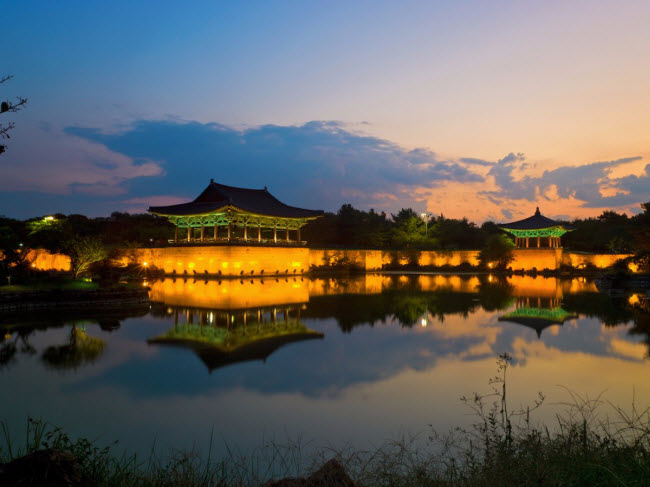 2. Gyeongju, Hàn Quốc: Mặc dù chỉ cách vài giờ di chuyển bằng tàu cao tốc từ thủ đô Seoul, nhưng thành phố Gyeongju khiến bạn có cảm giác như được trở lại thời gian. Đây là nơi định cư đầu tiên của người tiền sử và sau đó được xây dựng thành thủ đô của đế chế Silla suốt 1.000 năm.