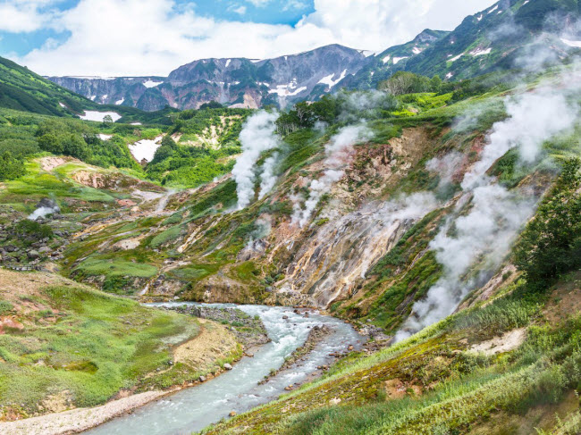 5. Kamchatka, Nga: Bán đảo Kamchatka được coi là thiên đường của suối nước nóng, núi lửa và mạch phun nước nóng. Nơi đây có Thung lũng mạch nước nóng được UNESCO công nhận là di sản thế giới. Du khách cũng có thể dễ dàng ngắm gấu hoang dã vì khu vực này có mật độ gấu nâu cao nhất thế giới.