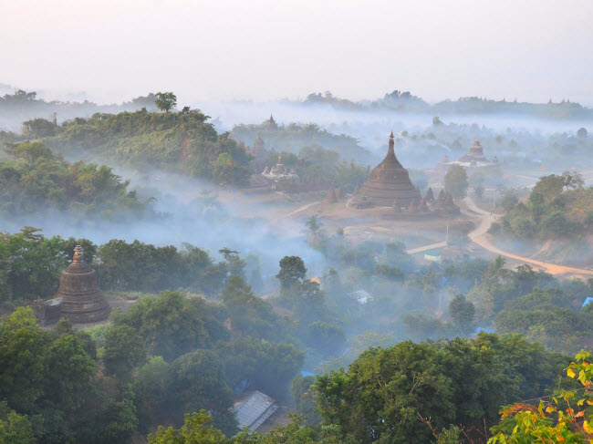 10. Mrauk U, Myanmar: Bạn phải thức dậy sớm để trải nghiệm vẻ đẹp thực sự của thị trấn Mrauk U, với những tia nắng ban mai xuyên qua màn sương mù và chiếu xuống các ngôi chùa cổ nằm giữa rừng xanh mướt. Cách thuận tiện nhất để tới thị trấn này là đi tàu dọc sông Kaladan từ thành phố Sittwe.