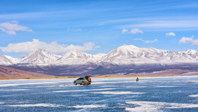 Du khách có thể tới hồ Khovsgol bằng máy bay hay xe bus từ thủ đô Ulaanbaatar tới Mörön, một trong các thành phố chính nằm dọc hồ. Bạn nên di chuyển bằng xe bus, vì có cơ hội ngắm cảnh đồng quê Mông Cổ qua cửa kính ô tô.