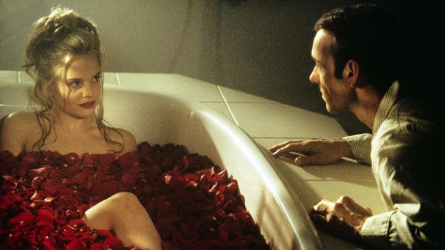 “American Beauty” &#40;1999&#41; là một trong những bộ phim hay nhất thế kỷ 20. Phim kể về Lester Burnham &#40;Kevin Spacey&#41; một nhân viên văn phòng gặp khủng hoảng ở lứa tuổi trung niên. Ông nảy sinh tình cảm với Angela Hayes &#40;Mena Suvari&#41; – bạn thân của con gái mình.