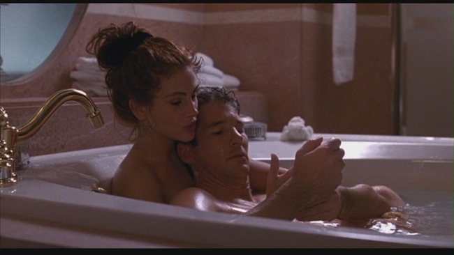 “Pretty Woman” kể về cô gái bán hoa Vivian Ward &#40;Julia Roberts&#41; được Edward Lewis &#40;Richard Gere&#41; một doanh nhân giàu có thuê làm thư ký trong các cuộc gặp gỡ đối tác rồi nảy sinh tình cảm.