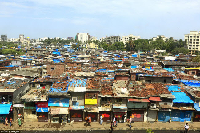 Thành phố Mumbai ở Ấn Độ là một trong những nơi phân hóa giàu nghèo rõ nét nhất thế giới, khi khu sinh sống của hai tầng lớp này nằm ngay sát nhau.