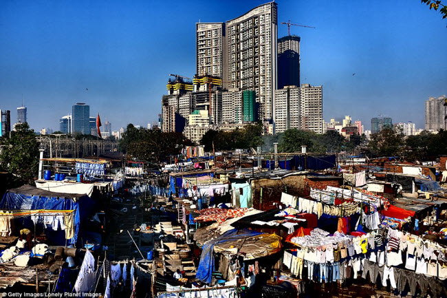 Đây là hình ảnh khu giặt là ngoài trời Dhobi Ghat nổi tiếng nhất tại thành phố Mumbai ở Ấn Độ. Quần áo từ các khách sạn, đại sứ quán, tiệm làm đẹp gần đó đều được chuyển tới đây để giặt.