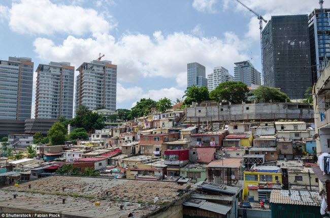 Những ngôi nhà nhiều màu sắc tại khu dành cho người nghèo ở Luanda, Angola, nằm cạnh các tòa nhà chọc trời dành cho người giàu có.