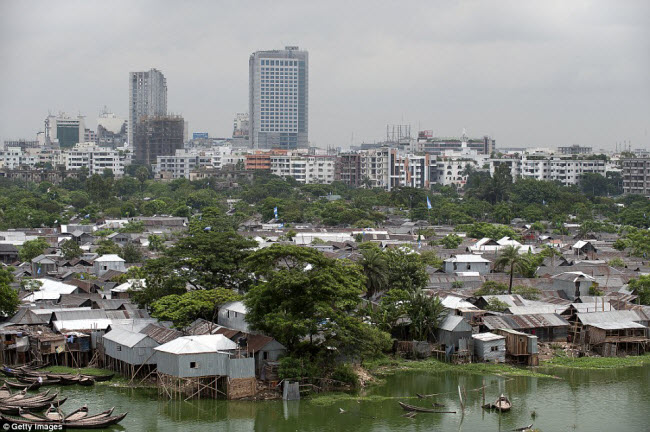 Sự chênh lệch giàu nghèo tại thành phố Dhaka thậm chí còn thấy rõ hơn trong bức ảnh này.