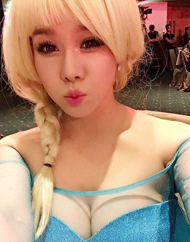 Tuy nhiên, dù là tạo hình cosplay thì Nhật Kim Anh cũng nhấn mạnh vào yếu tố sexy.