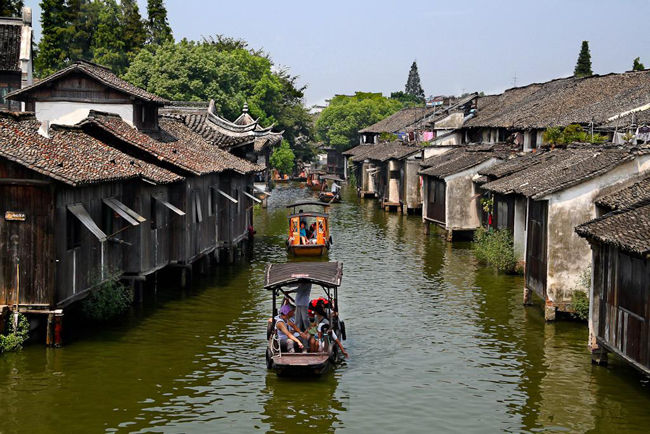 Ô Trấn mang dáng dấp lịch sử lâu đời với những hình ảnh cổ xưa như cây cầu cổ bằng đá bắc qua sông hay những bức tường gỗ được chạm trổ tinh tế…&nbsp;