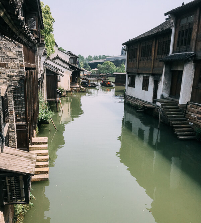 Tất cả các ngôi nhà đều hướng ra sông, thuyền gỗ là phương tiện di chuyển chủ yếu.