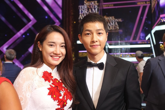 Ảnh thực tế của Nhã Phương chụp cùng Song Joong Ki cũng để lộ gương mặt khá tròn.