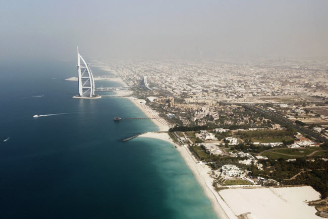 Du khách có thể nghỉ tại khách sạn sang trọng như Burj Al Arab, nằm ngay trên biển.